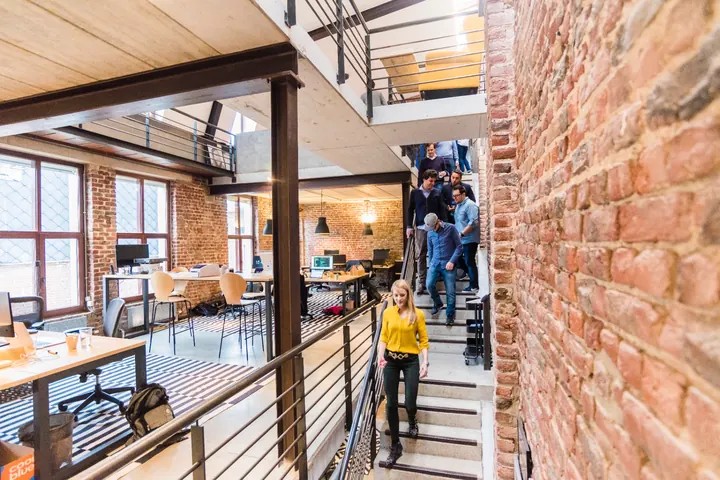 Medarbetare i rörelse på ett kontor med högt tempo